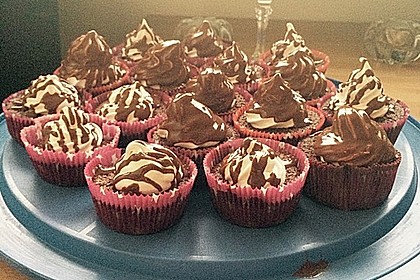 Schokoladenmuffins mit einem Marshmallowhut 120