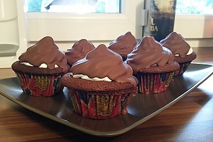 Schokoladenmuffins mit einem Marshmallowhut 35