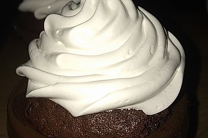 Schokoladenmuffins mit einem Marshmallowhut 13