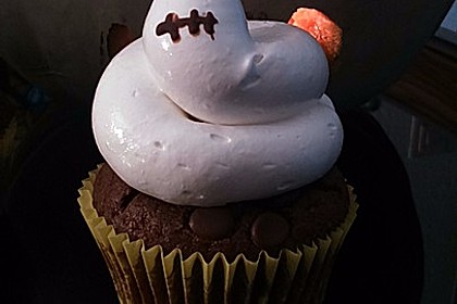 Schokoladenmuffins mit einem Marshmallowhut 11