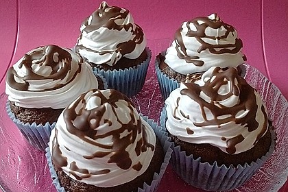 Schokoladenmuffins mit einem Marshmallowhut 8