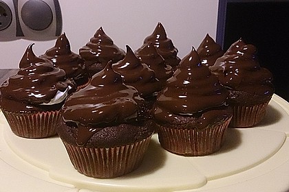 Schokoladenmuffins mit einem Marshmallowhut 16