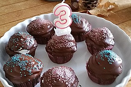 Schokoladenmuffins mit einem Marshmallowhut 25