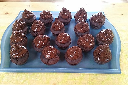 Schokoladenmuffins mit einem Marshmallowhut 103