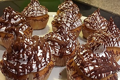 Schokoladenmuffins mit einem Marshmallowhut 101