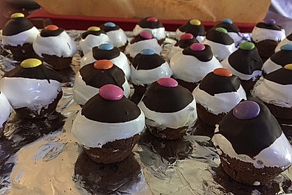 Schokoladenmuffins mit einem Marshmallowhut 99
