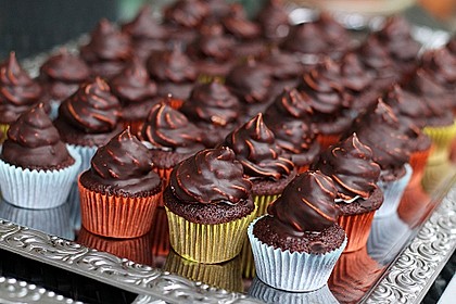Schokoladenmuffins mit einem Marshmallowhut 29