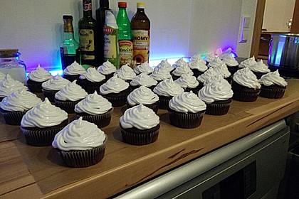 Schokoladenmuffins mit einem Marshmallowhut 88