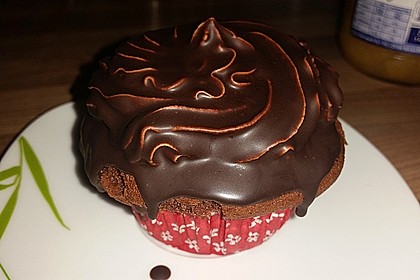 Schokoladenmuffins mit einem Marshmallowhut 17