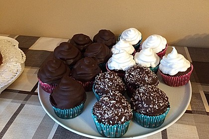 Schokoladenmuffins mit einem Marshmallowhut 97