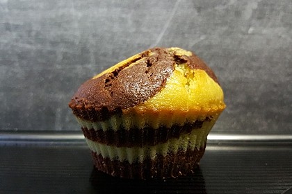Schokoladenmuffins mit einem Marshmallowhut 90