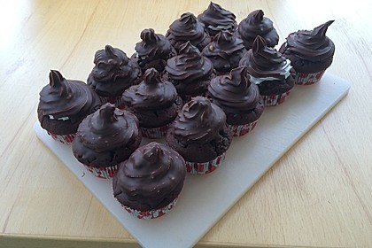 Schokoladenmuffins mit einem Marshmallowhut 22