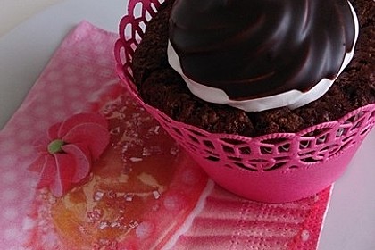 Schokoladenmuffins mit einem Marshmallowhut 68