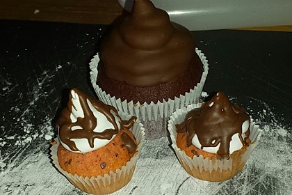 Schokoladenmuffins mit einem Marshmallowhut 102