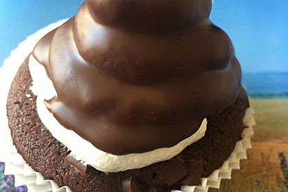 Schokoladenmuffins mit einem Marshmallowhut 20