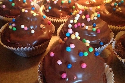 Schokoladenmuffins mit einem Marshmallowhut 67