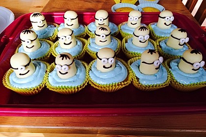 Schokoladenmuffins mit einem Marshmallowhut 45