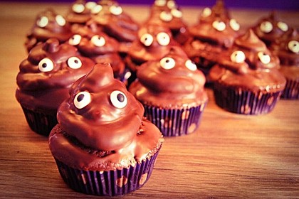 Schokoladenmuffins mit einem Marshmallowhut 89