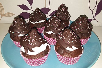 Schokoladenmuffins mit einem Marshmallowhut 100