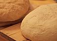 Mittelalterliches knuspriges, frisch gebackenes Brot