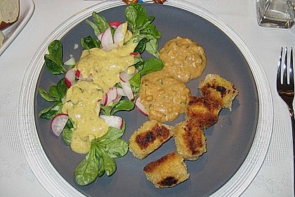 Panierte Wei&szlig;w&uuml;rste, Obatzter und Vogerlsalat mit Senfdressing