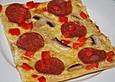 Flammkuchen mit Salami, Paprika, Pilzen und K&auml;se