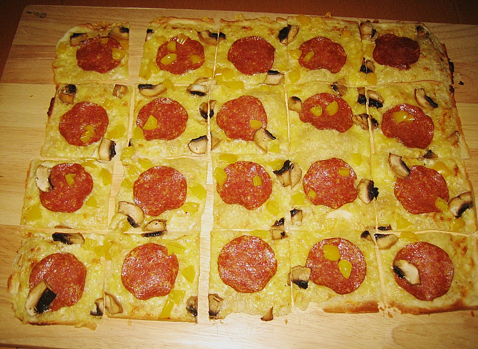 Flammkuchen mit Salami, Paprika, Pilzen und Käse (Rezept mit Bild ...