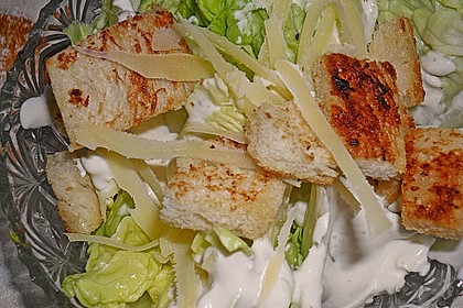 Romanasalat mit ger&ouml;steten Brotw&uuml;rfeln und Bergk&auml;se