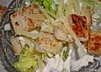 Romanasalat mit ger&ouml;steten Brotw&uuml;rfeln und Bergk&auml;se