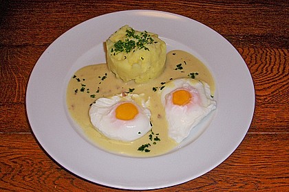 Stampfkartoffeln mit verlorenen Eiern und Specksauce