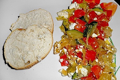 Gem&uuml;sepfanne mit Knoblauchbrot