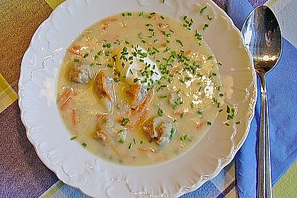Kohlrabicremesuppe mit Fleischkl&ouml;&szlig;chen