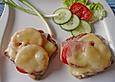 &Uuml;berbackener Toast mit Schinken, Gurke und Tomate