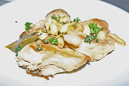 H&uuml;hnchen mit Knoblauchknolle