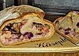 Bauernbrotroulade mit Schinken, K&auml;se und Weintrauben