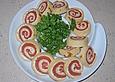 Lachs-Cr&eacute;pe-R&ouml;llchen mit Frischk&auml;se gef&uuml;llt