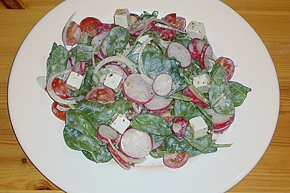 Spinatsalat mit Schafsk&auml;se, Radieschen und Tomaten