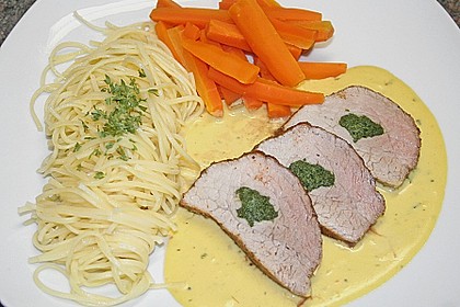 Gef&uuml;lltes Schweinsfilet in zarter Senfsauce