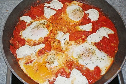 Eier in Tomatensugo 5