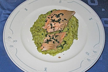 Lachsforelle in der Salzkruste auf Rucola-Kartoffel-P&uuml;ree