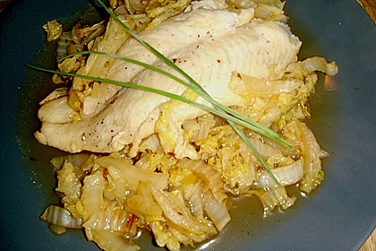 Fischfilet auf Chinakohl