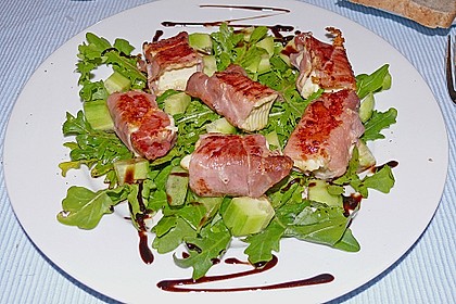 Fetak&auml;se im Schinkenmantel auf Blattsalat 1