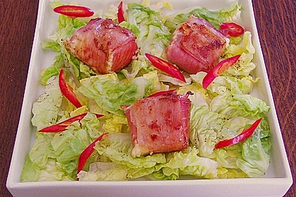 Fetak&auml;se im Schinkenmantel auf Blattsalat