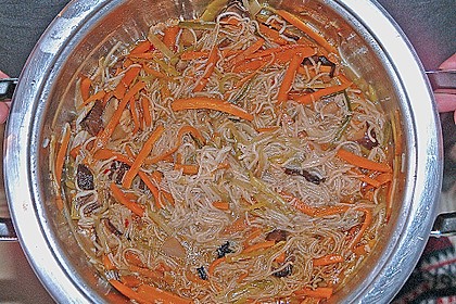 Chinesische Gem&uuml;sesuppe mit Glasnudeln