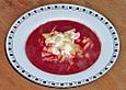 Rote - Bete Suppe mit Meerrettich und Apfelw&uuml;rfeln