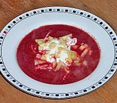 Rote - Bete Suppe mit Meerrettich und Apfelw&uuml;rfeln (Bild)
