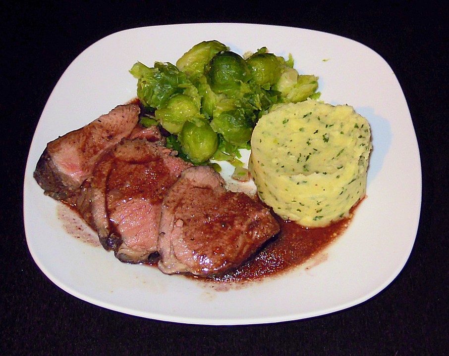 Lammkeule in Rotwein mit Rosenkohl und Stampfkartoffeln (Rezept mit ...