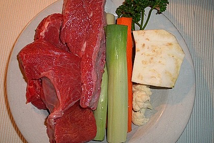 Rinderbr&uuml;he mit Kr&auml;uterfl&auml;dle