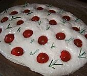 Focaccia mit Tomaten und Rosmarin (Bild)