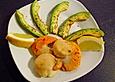 Gebratene Jakobsmuscheln mit Avocado und Zitrone